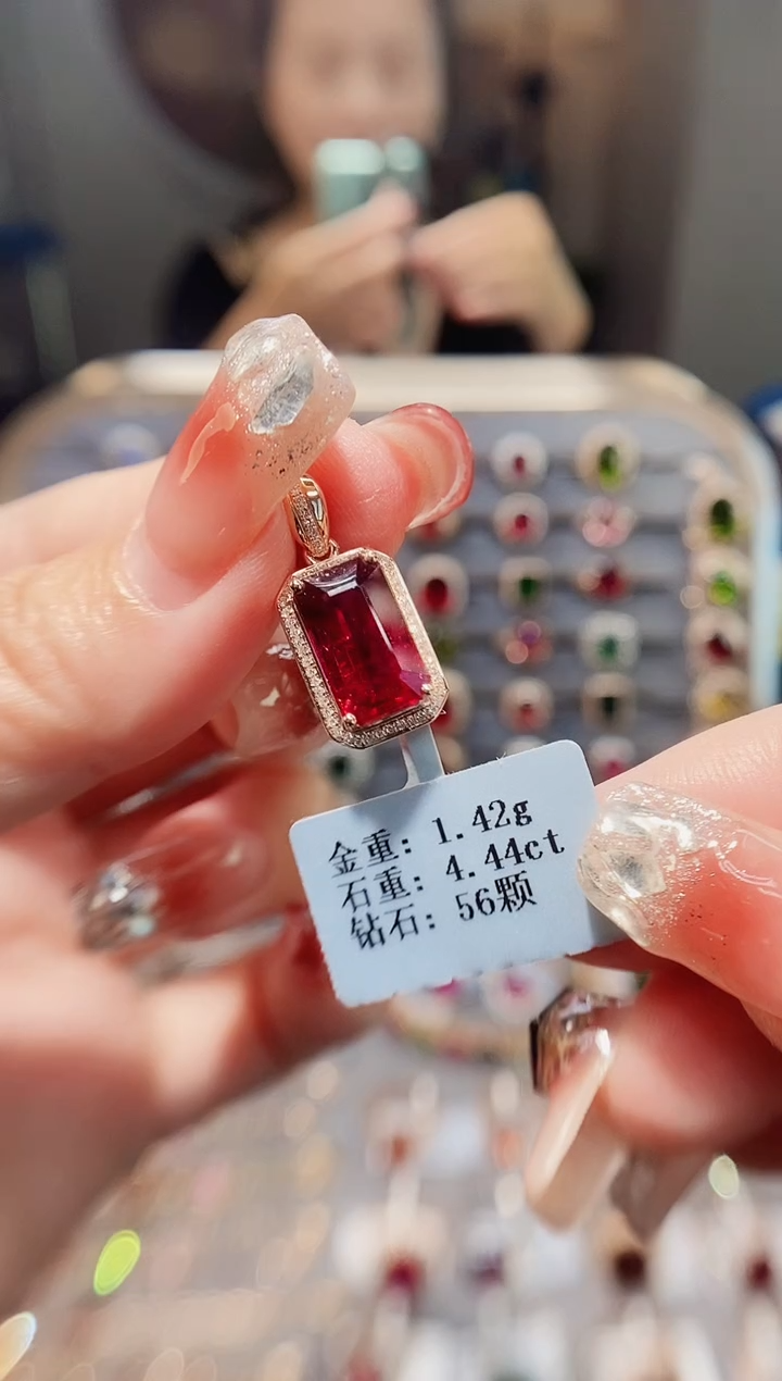 颈饰18K金镶嵌碧玺4.44