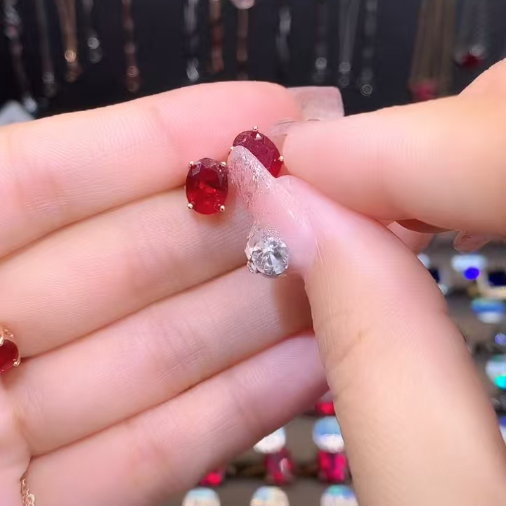 红宝石玫瑰金耳饰6.8酒红