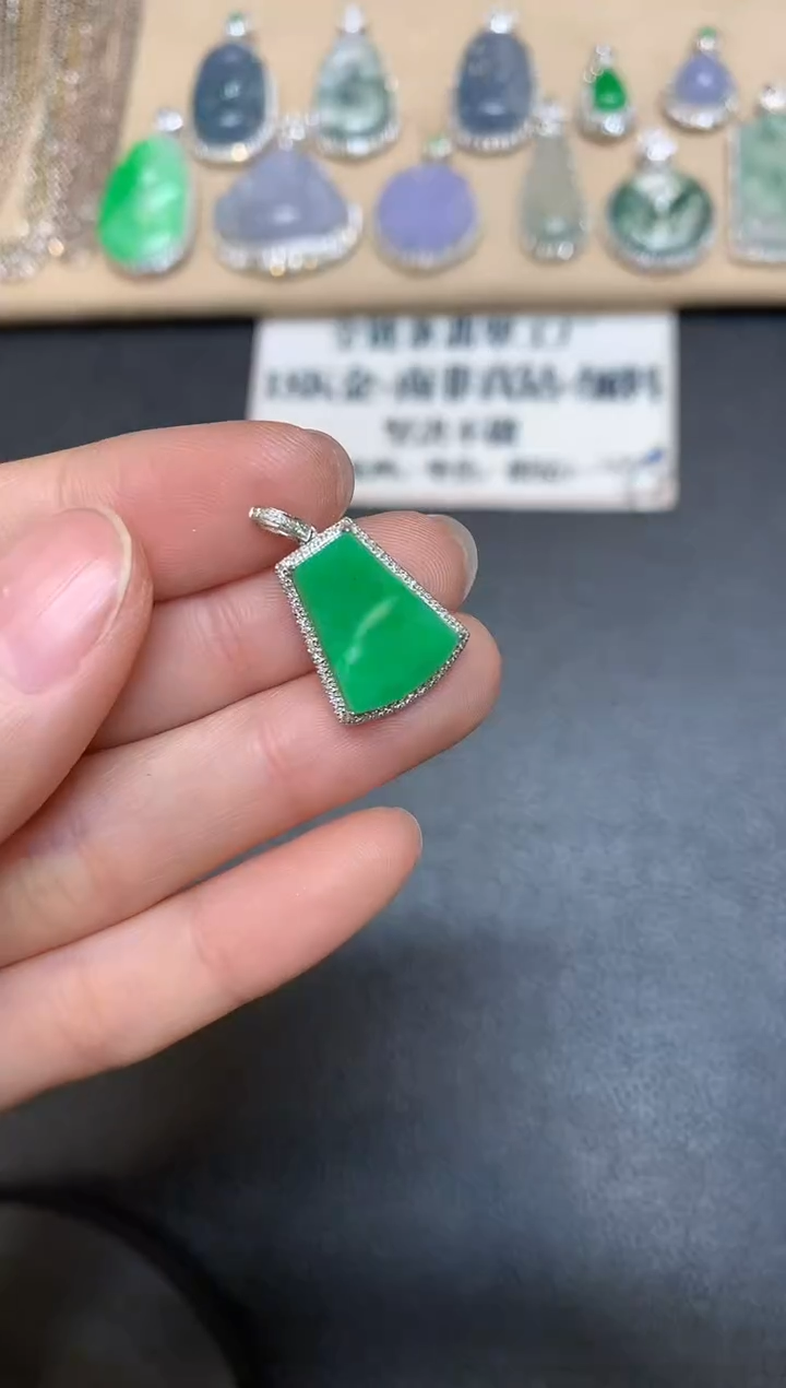 【闪购商品】翡翠吊坠(不含链)18K金镶嵌无事牌【无服务费