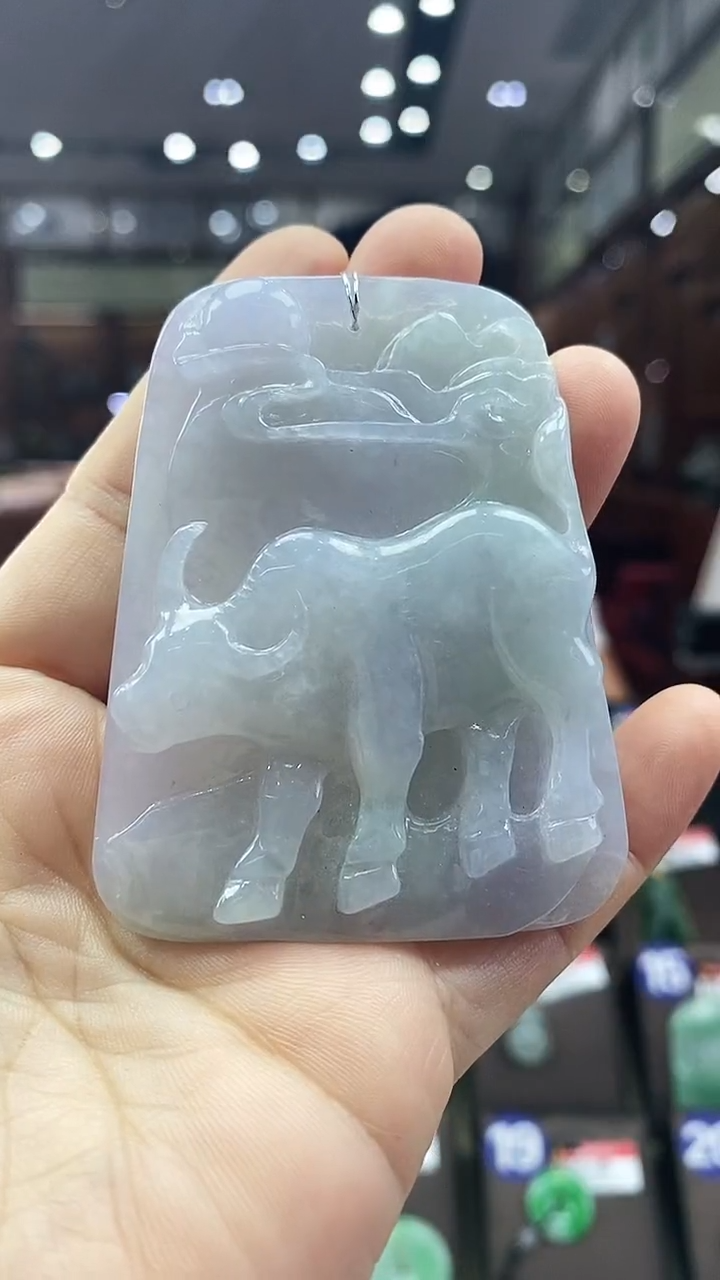 颈饰未镶嵌翡翠牛牌