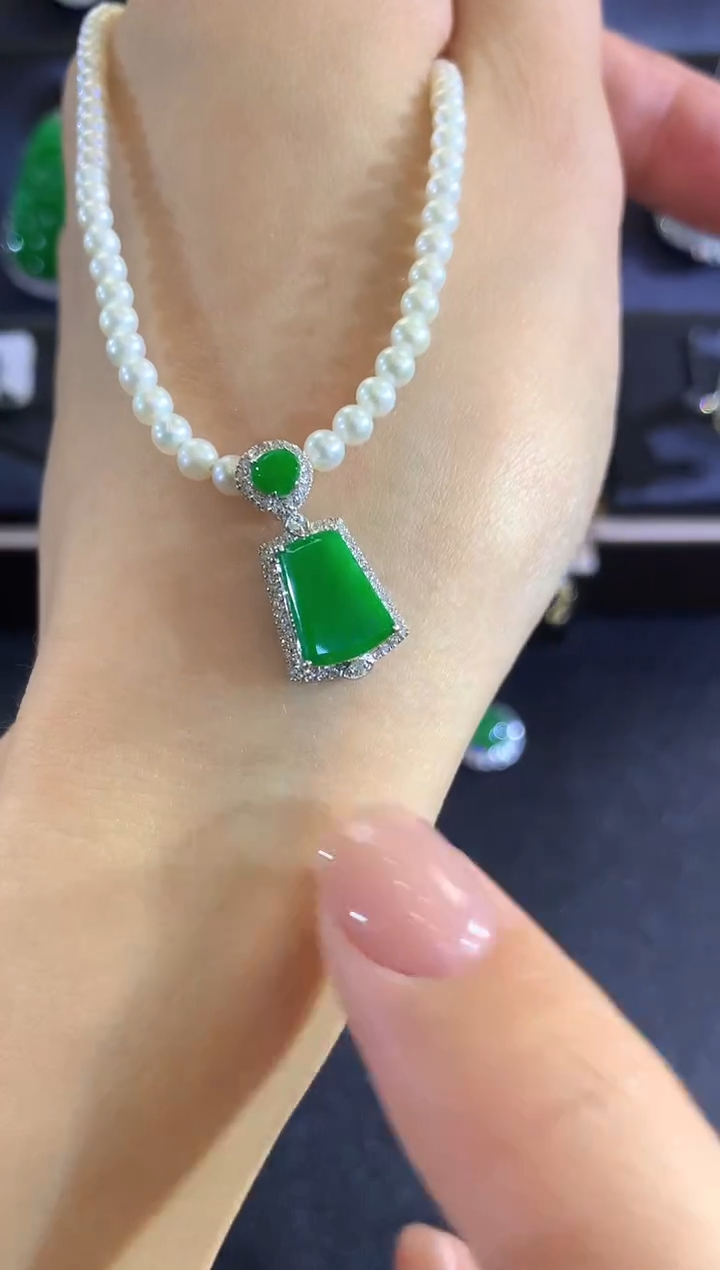 【闪购商品】翡翠吊坠(不含链)18K金镶嵌a16多样性一件发货