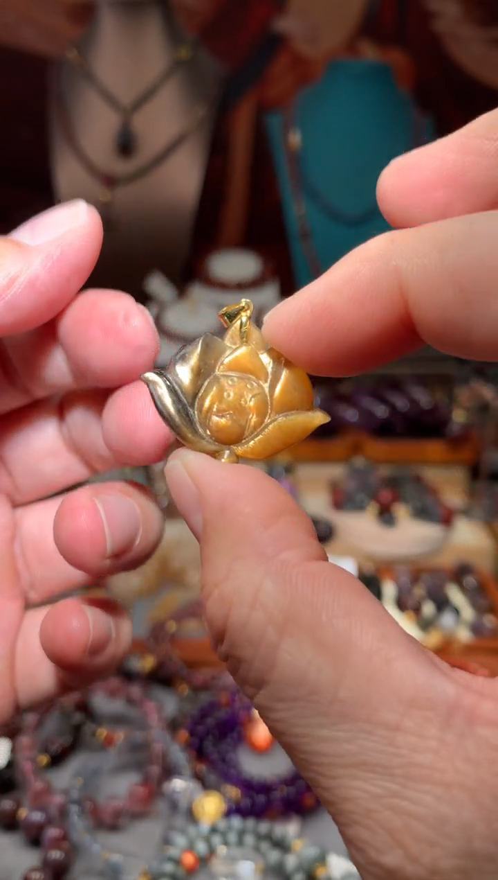 未镶嵌吊坠长石黑金骨干莲花，多样性