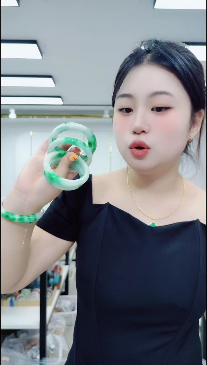 树脂制品2218白底青手镯