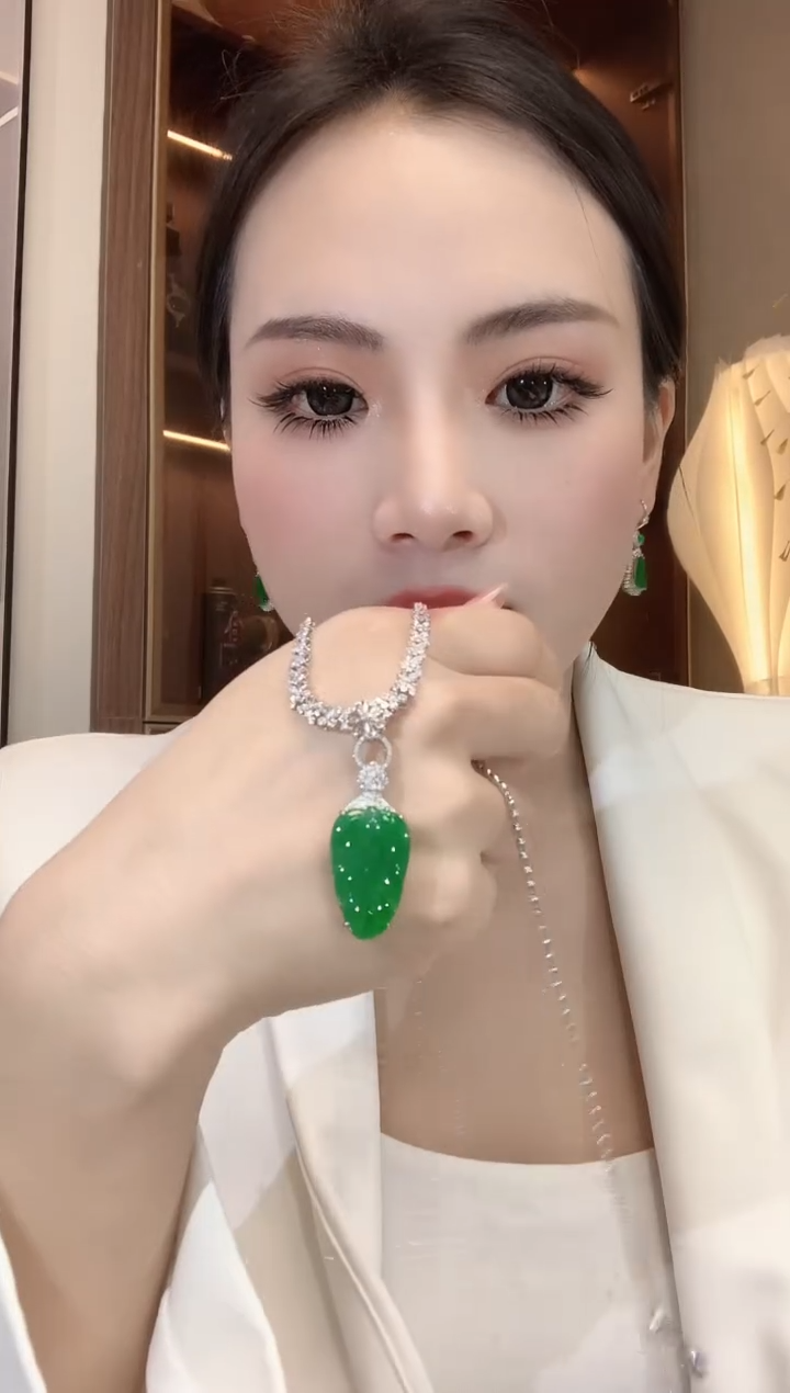 【闪购商品】翡翠吊坠(不含链)18K金镶嵌C55