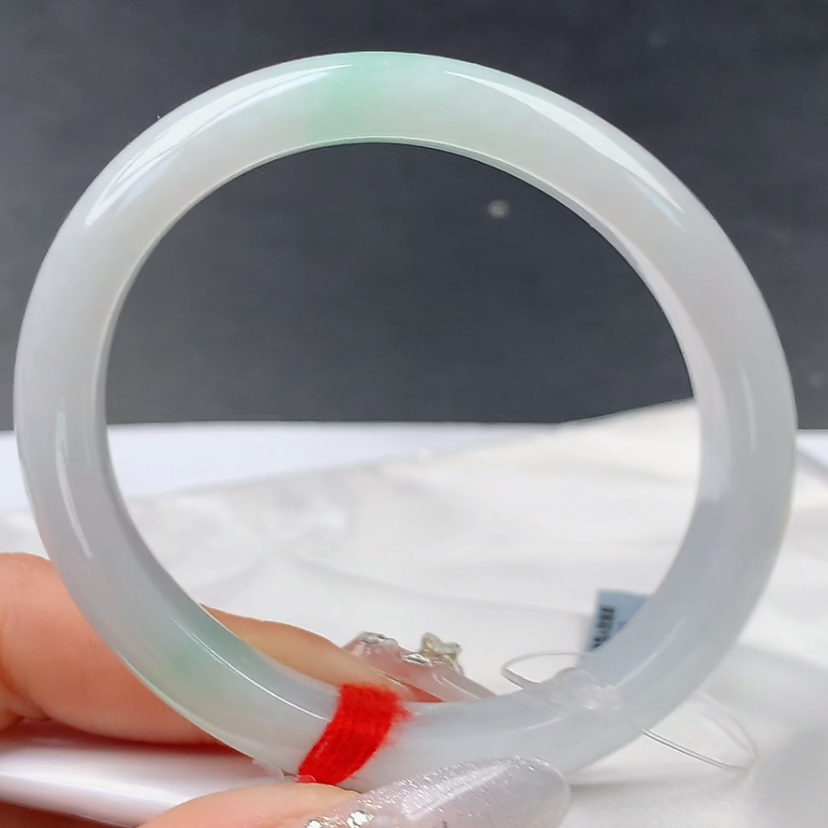 【精典翡翠精选】抖音基地发货 天然A货翡翠手镯贵妃白底青