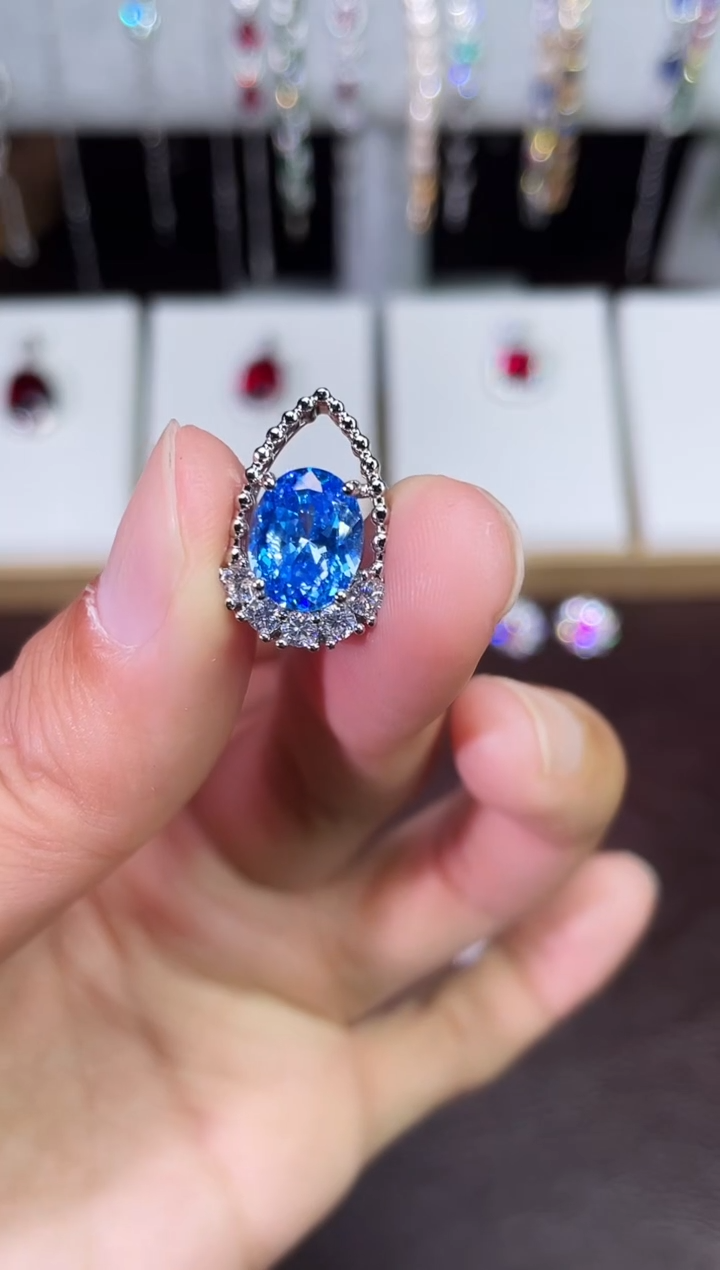 足铂镶嵌合成（培育）蓝宝石吊坠(赠链)水滴吊坠