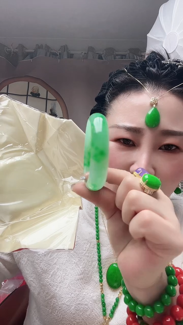 【闪购商品】翡翠手镯未镶嵌58圈口颜色随机
