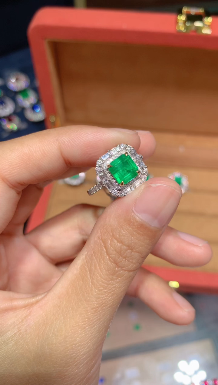 【闪购商品】祖母绿戒指18K金镶嵌1.54CT  潘杰希尔