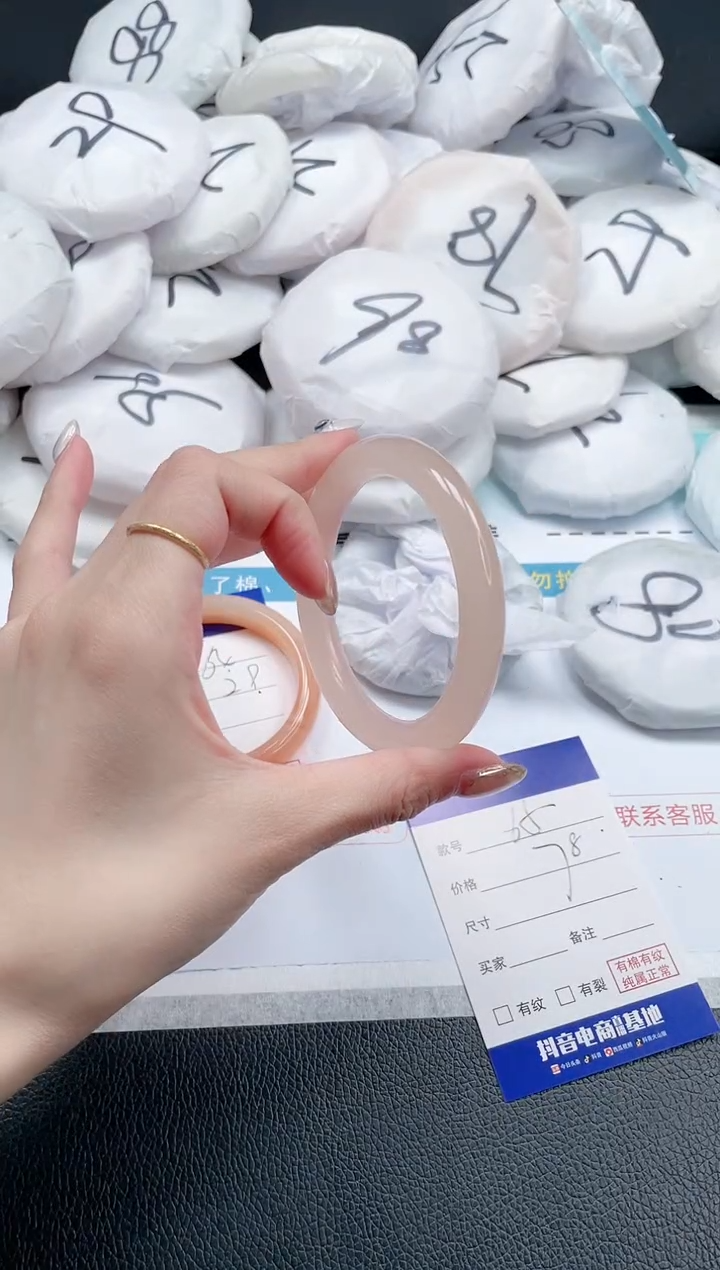 【闪购商品】石英质玉手镯未镶嵌14J65-59