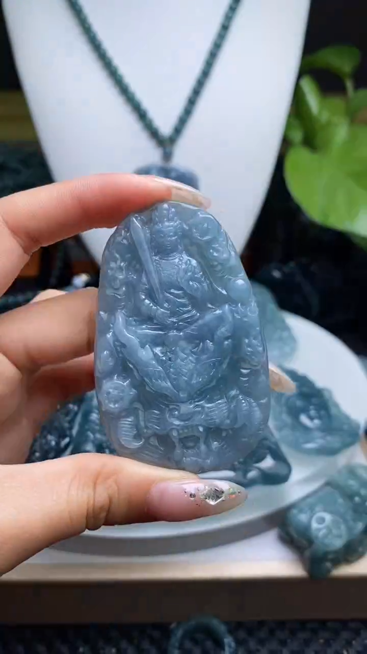 翡翠未镶嵌颈饰         