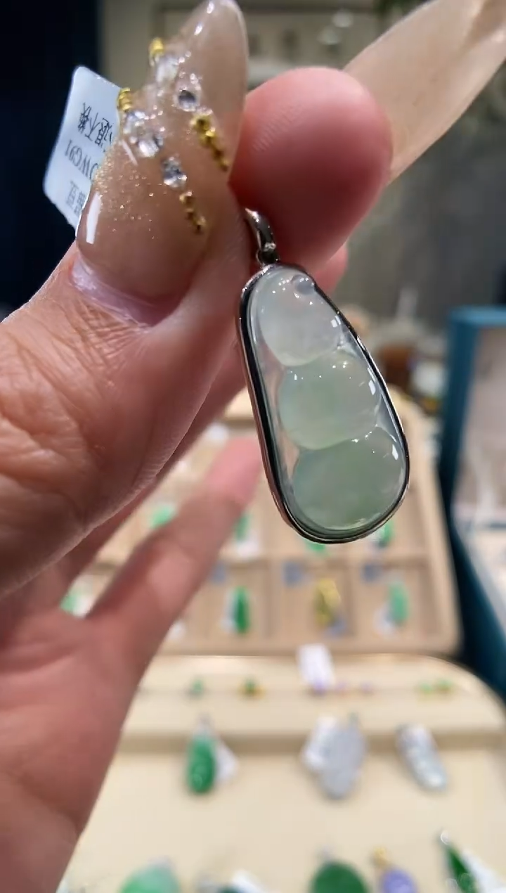 【闪购商品】翡翠吊坠(不含链)18K金镶嵌豆子
