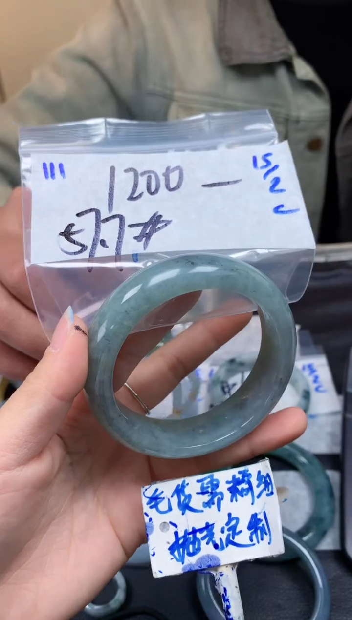 【闪购商品】定制翡翠未镶嵌111毛货需精细抛光手镯多样性拍一发一