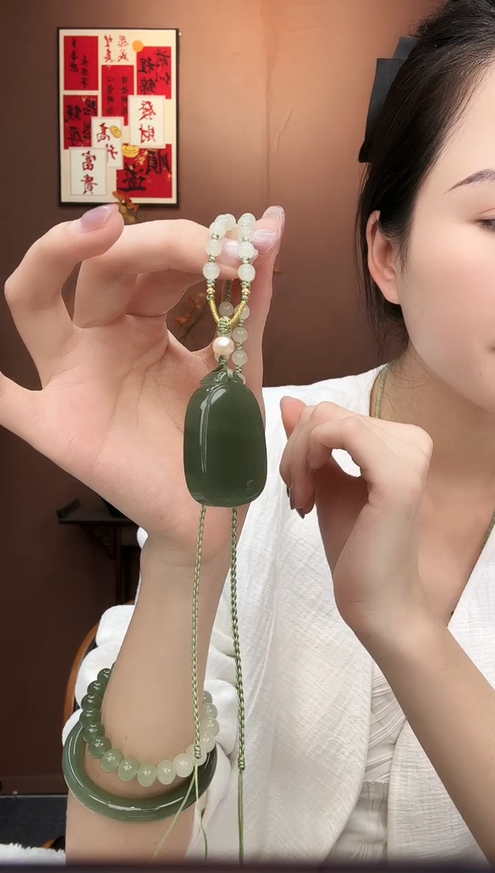 颈饰18K金镶嵌和田玉无事牌多样性发一