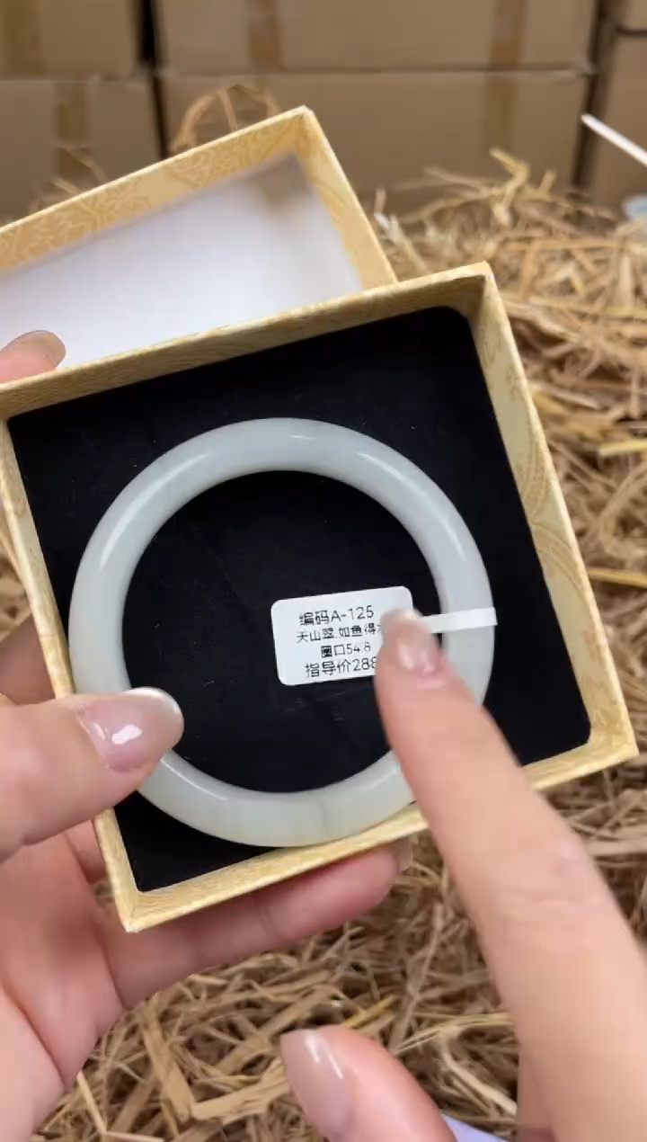 未镶嵌手镯石英质玉A125