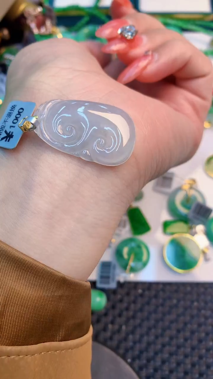 颈饰18K金镶嵌翡翠1