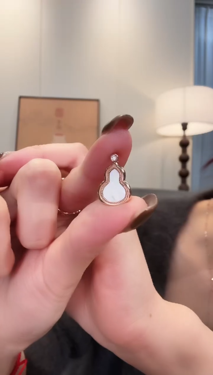 18K金镶嵌吊坠不含链定制贝壳18K金钻石葫芦吊坠不含链