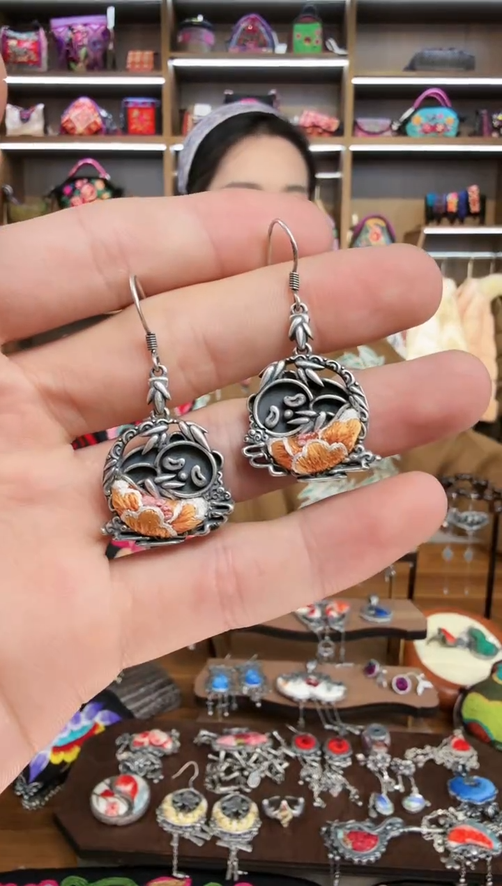 【闪购商品】织绣139蒙阿苏苗绣传承