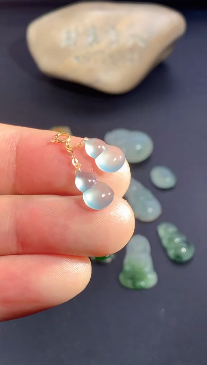 颈饰18K金镶嵌翡翠        