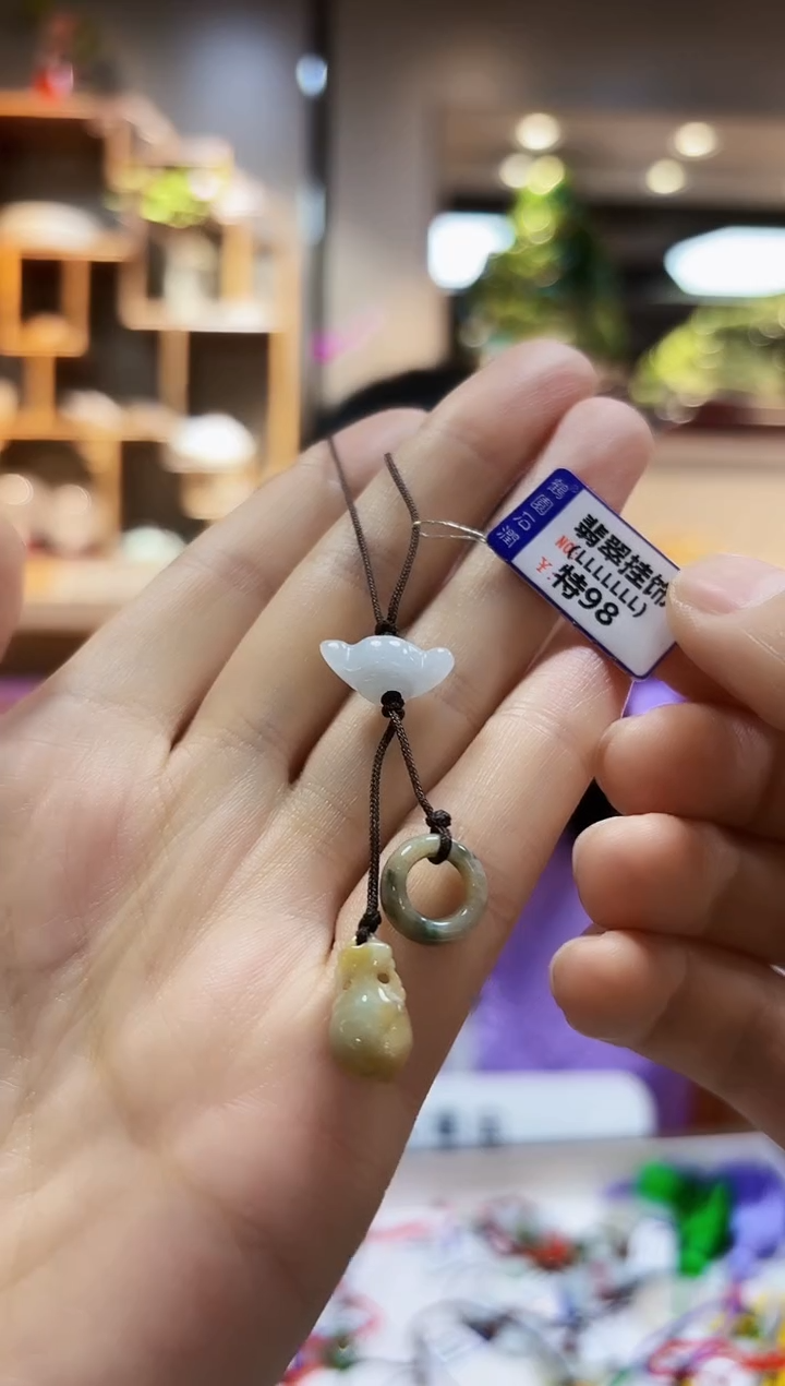 翡翠未镶嵌颈饰挂件