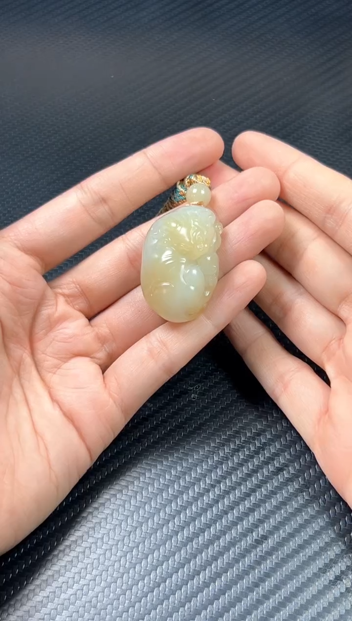 吊坠(赠链)未镶嵌和田玉H****x且末微色差迪克兰一细
