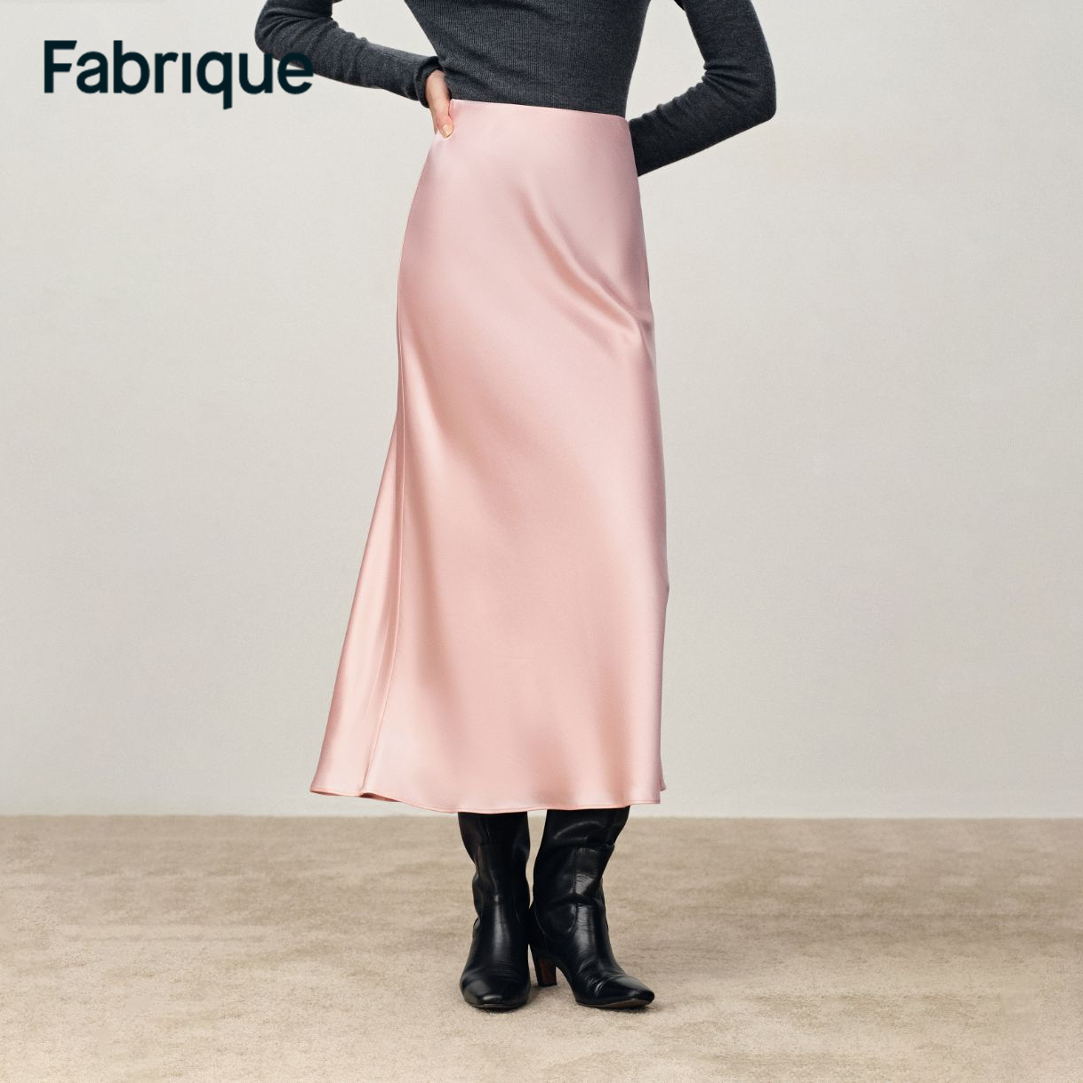 Fabrique Moon 秋冬新品琉璃粉醋酸缎面斜裁千金光泽包臀鱼尾半裙