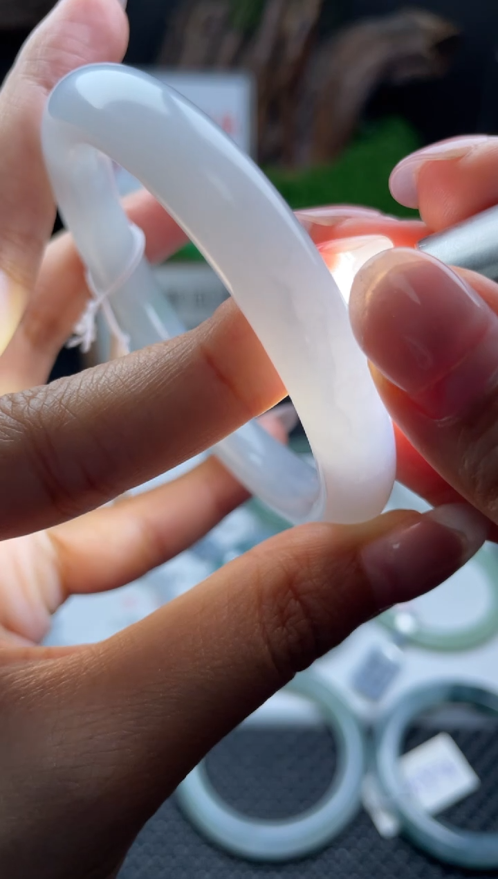 【闪购商品】翡翠手镯未镶嵌手镯