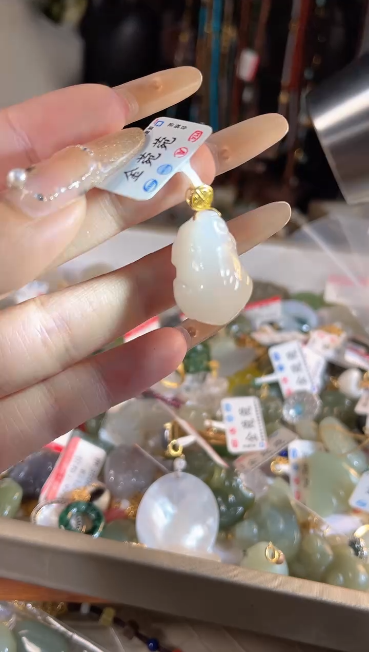 【闪购商品】和田玉吊坠(不含链)18K金镶嵌多样性发货其一