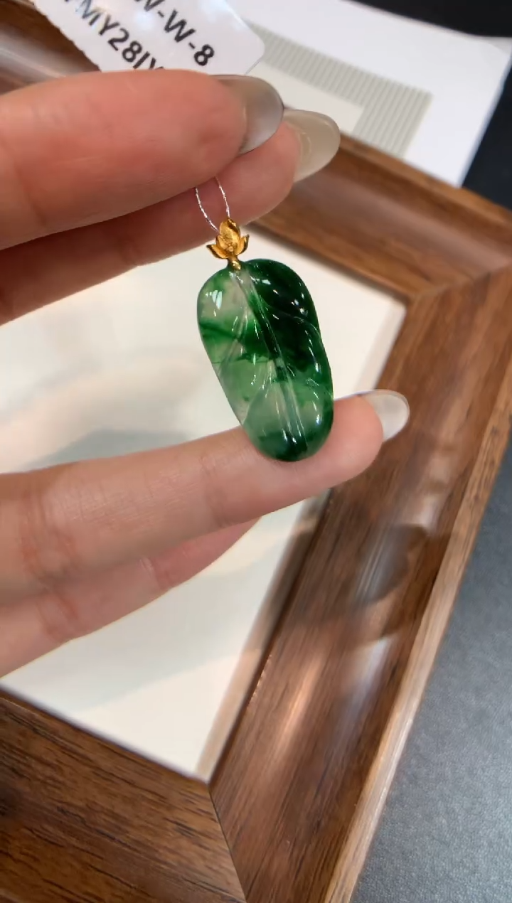 颈饰18K金镶嵌翡翠叶子