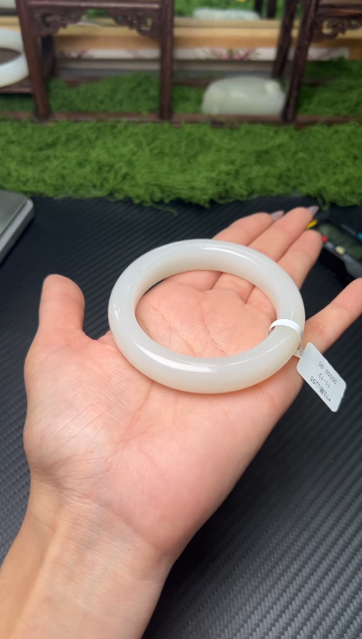 未镶嵌手镯和田玉任*芳黑山微色差55+