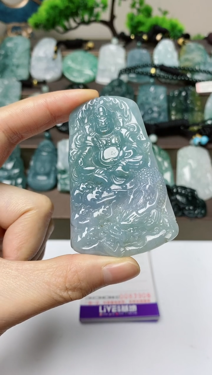翡翠未镶嵌颈饰        