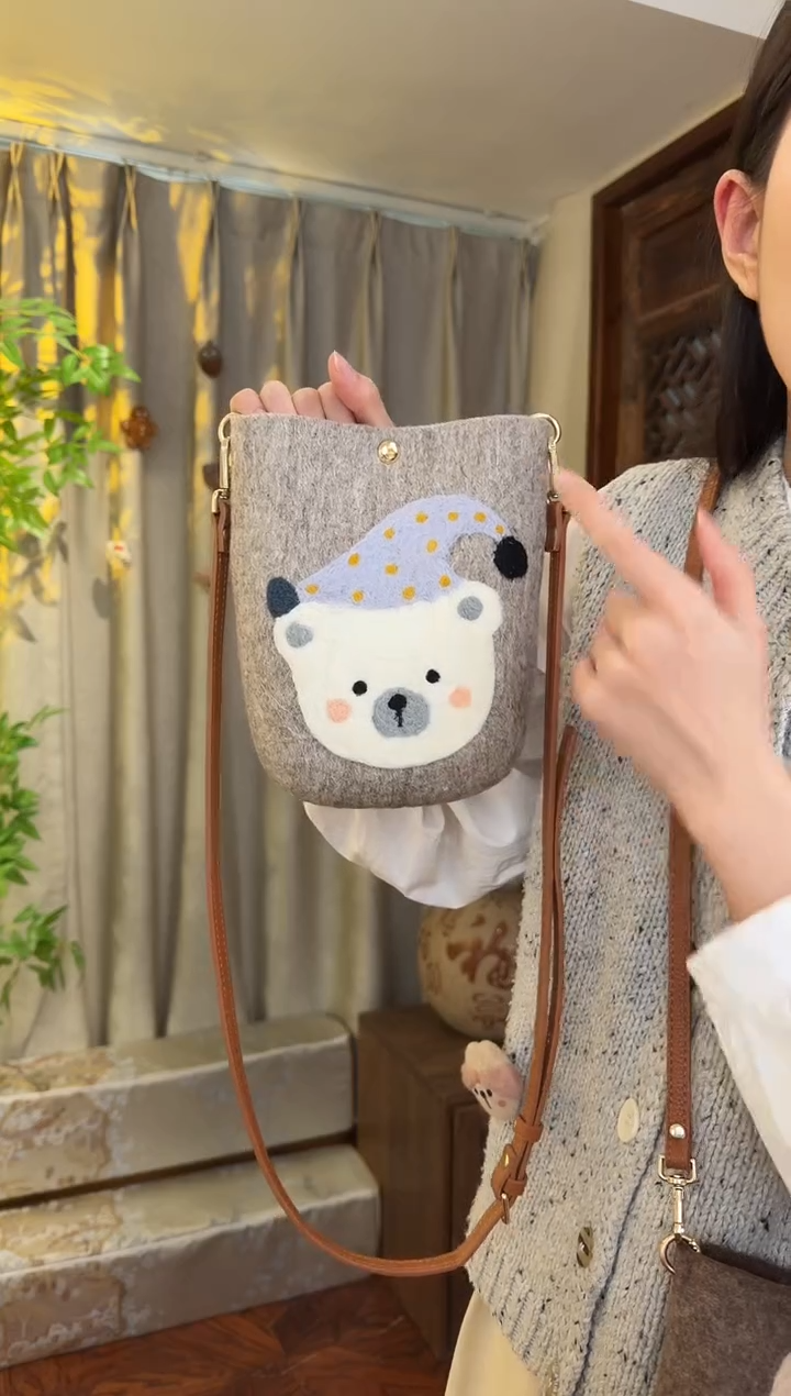 羊毛非遗羊毛毡包 手机包灰小熊