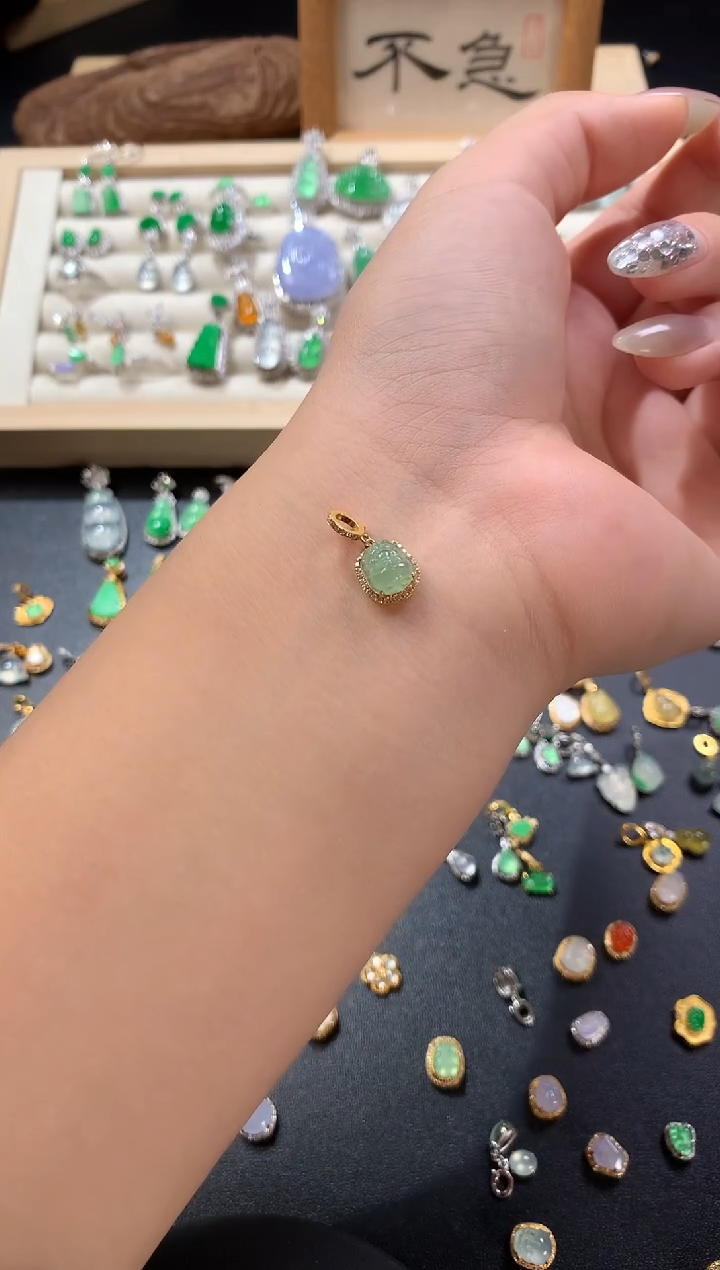 颈饰18K金镶嵌翡翠貔貅