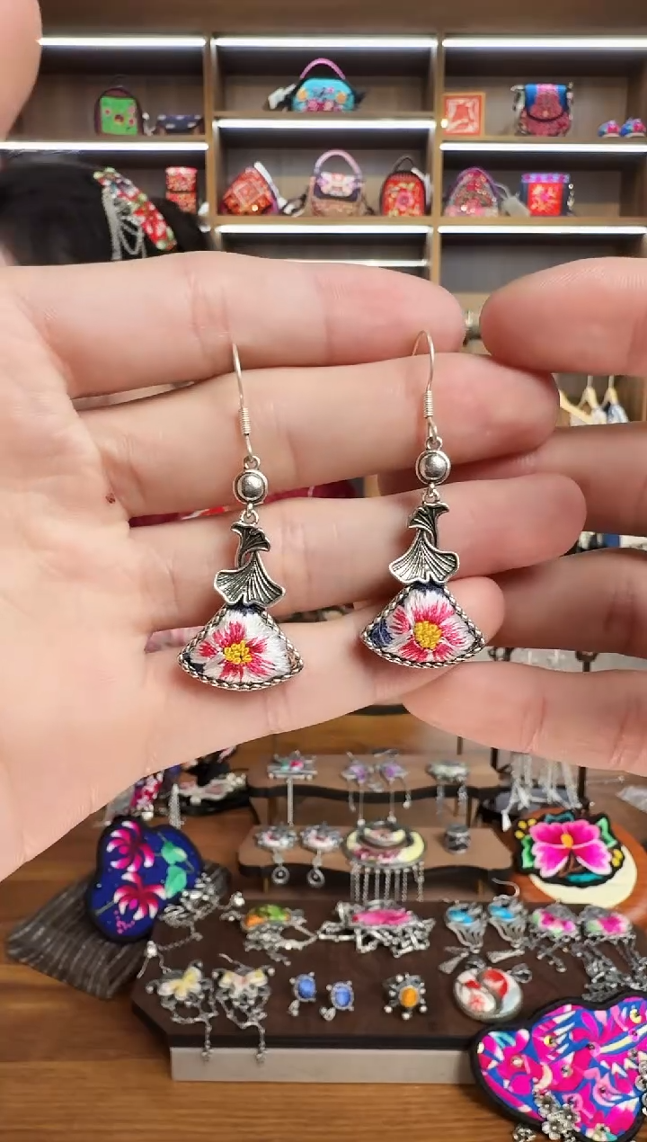 【闪购商品】织绣76蒙阿苏苗绣传承