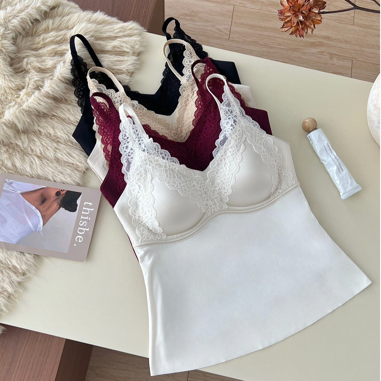 克尔伦贝 秋冬缎面磨毛拼接蕾丝V领背心固定杯性感一字美背8133