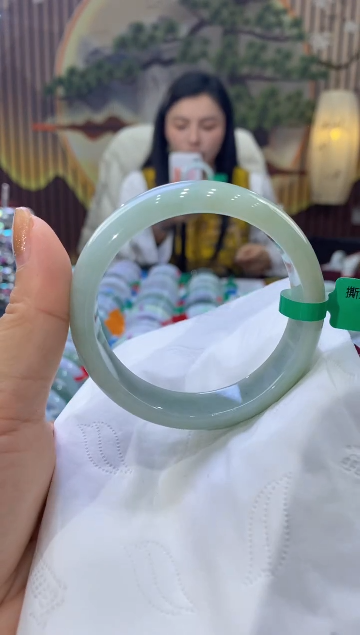 【闪购商品】翡翠手镯未镶嵌多人00399