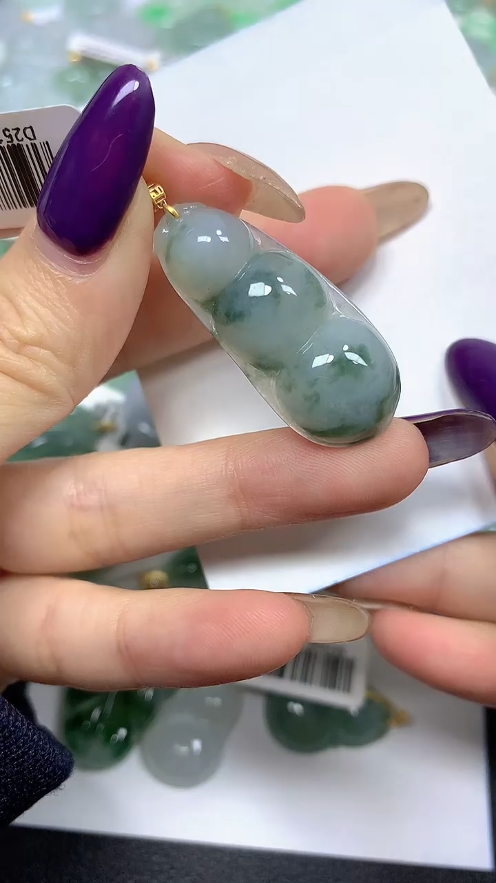 颈饰18K金镶嵌翡翠 