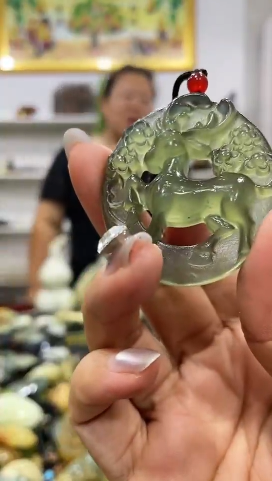 岫玉未镶嵌吊坠 