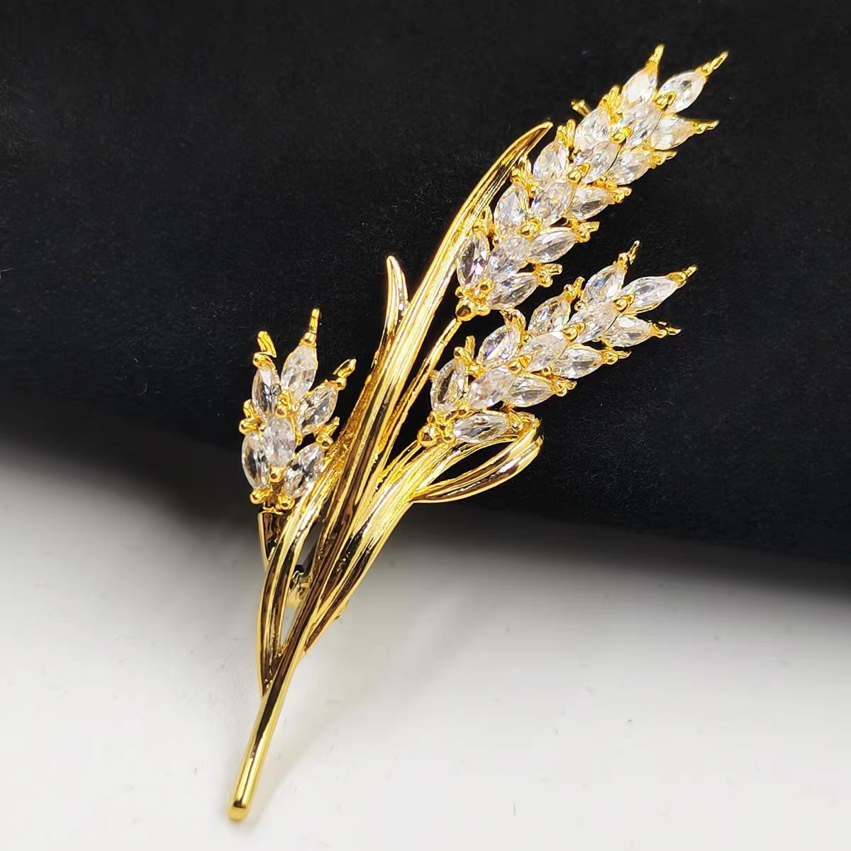 铜合金胸针 季阿玛施新颖2025高档锆石白色麦穗胸针高级感配饰品