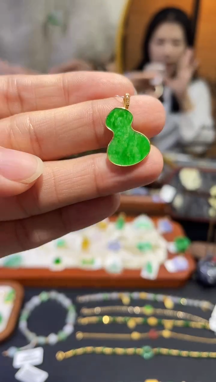 颈饰18K金镶嵌翡翠18K金镶嵌