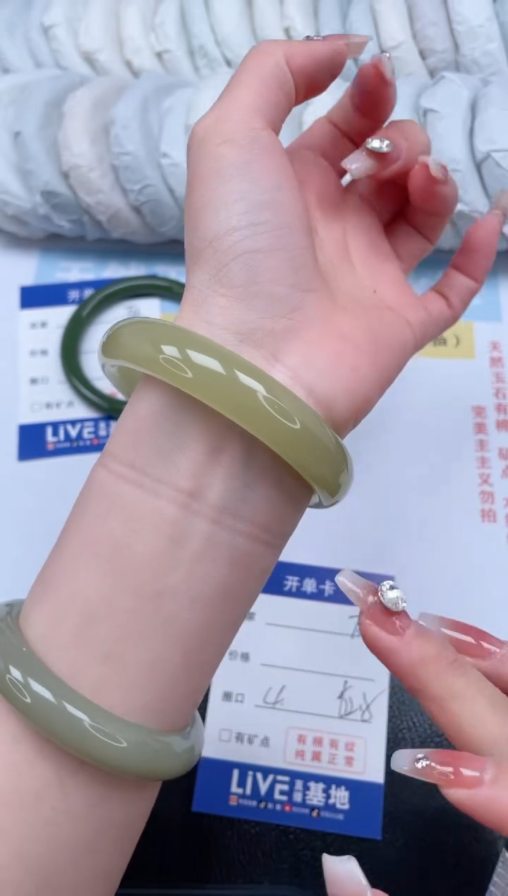 【闪购商品】石英质玉手镯未镶嵌姜黄有棉块介意勿拍！T37-62.8