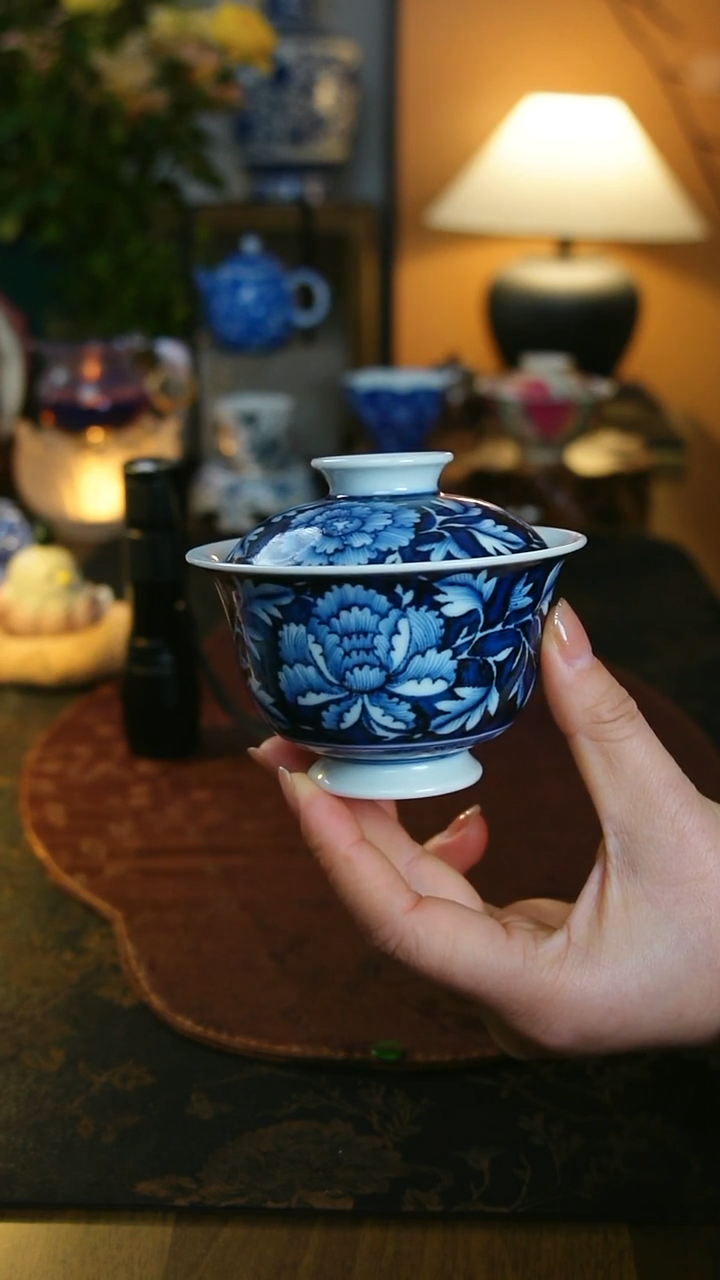 蓝地牡丹元宝盖碗