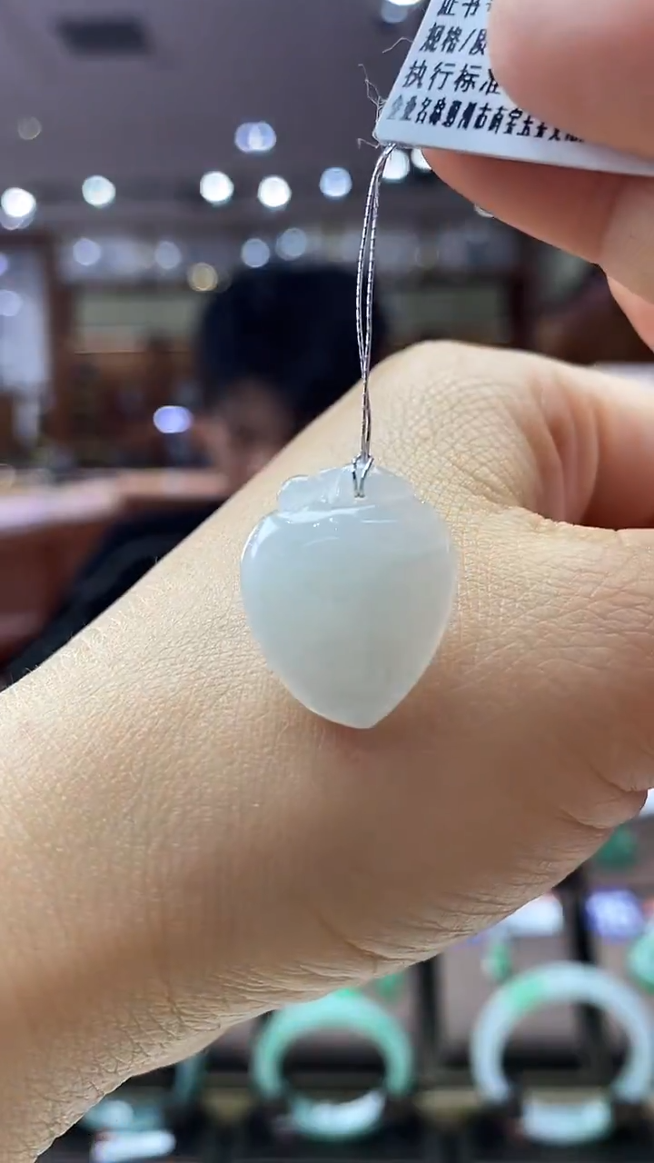 颈饰未镶嵌翡翠桃心