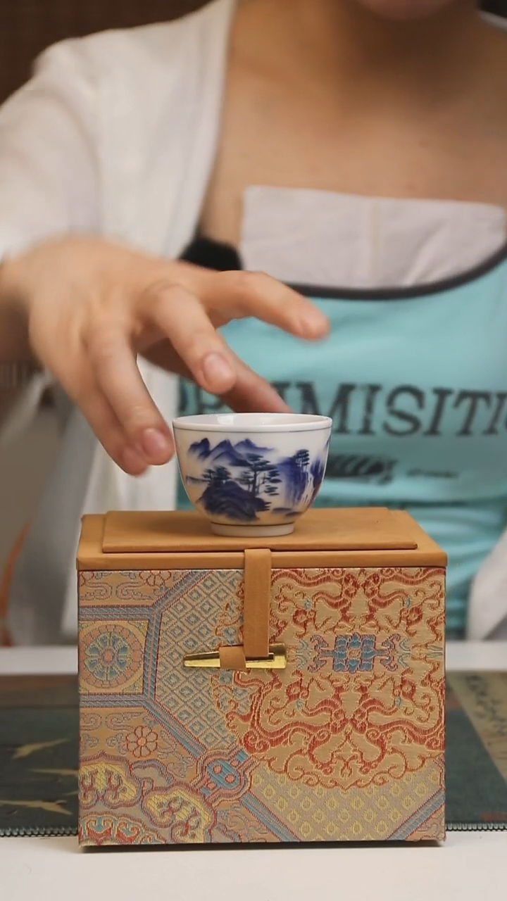 景德镇高温瓷山水品茗杯