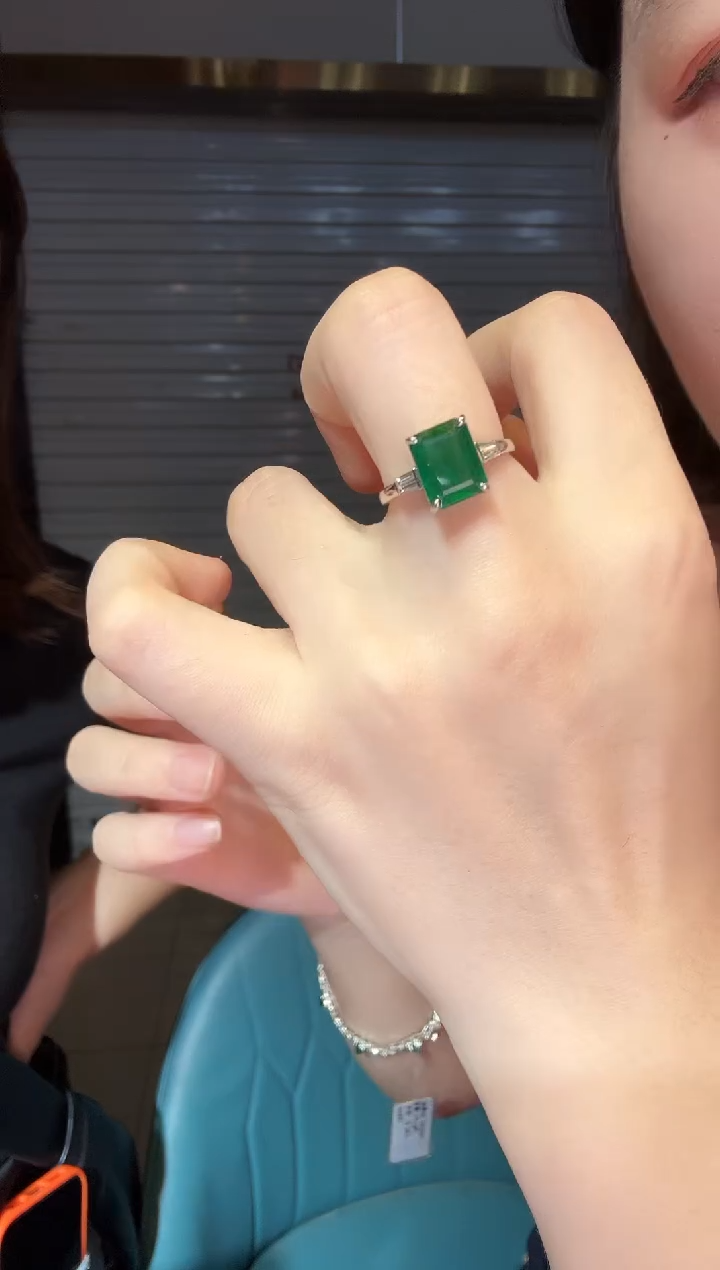 18K金镶嵌戒指祖母绿2.50ct  吉尔德