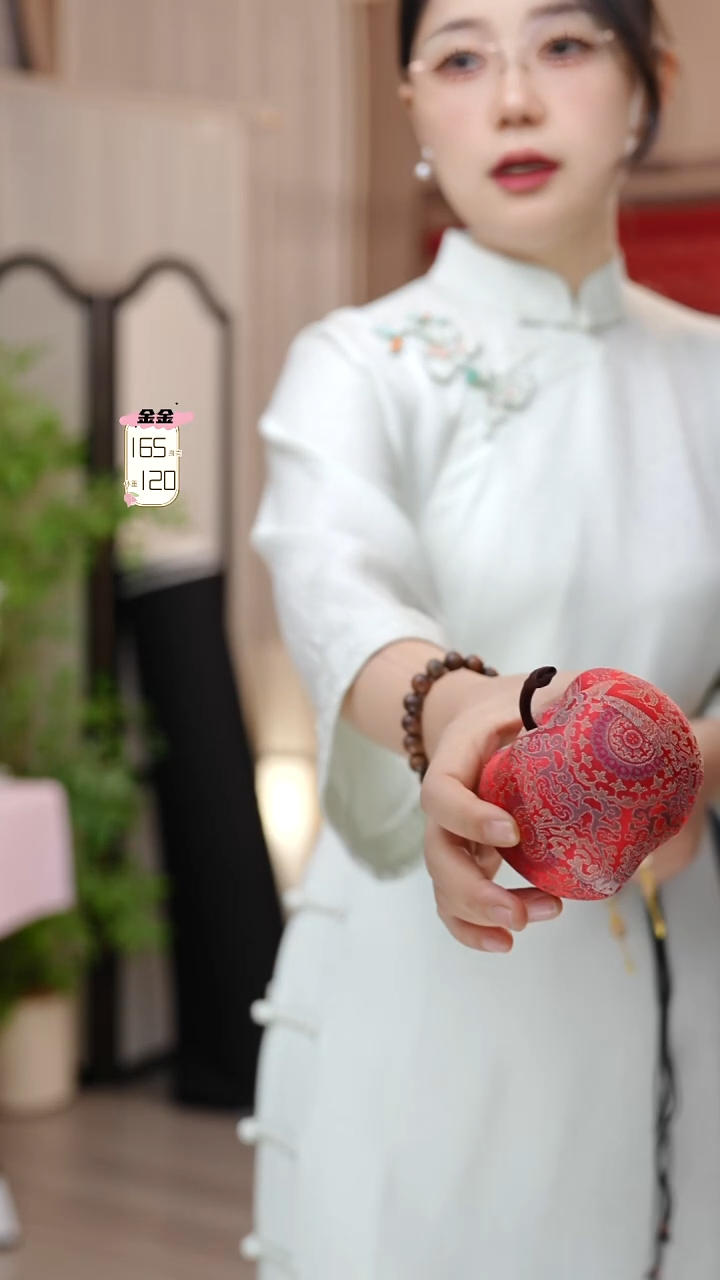 丝绸红色八达晕平安果摆件，1件