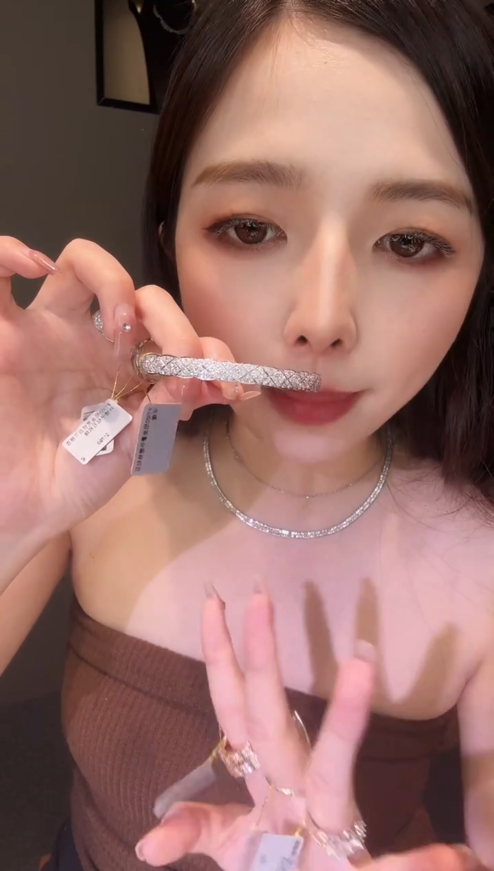 铂Pt950镶嵌手镯钻石T**N菱格手镯-16