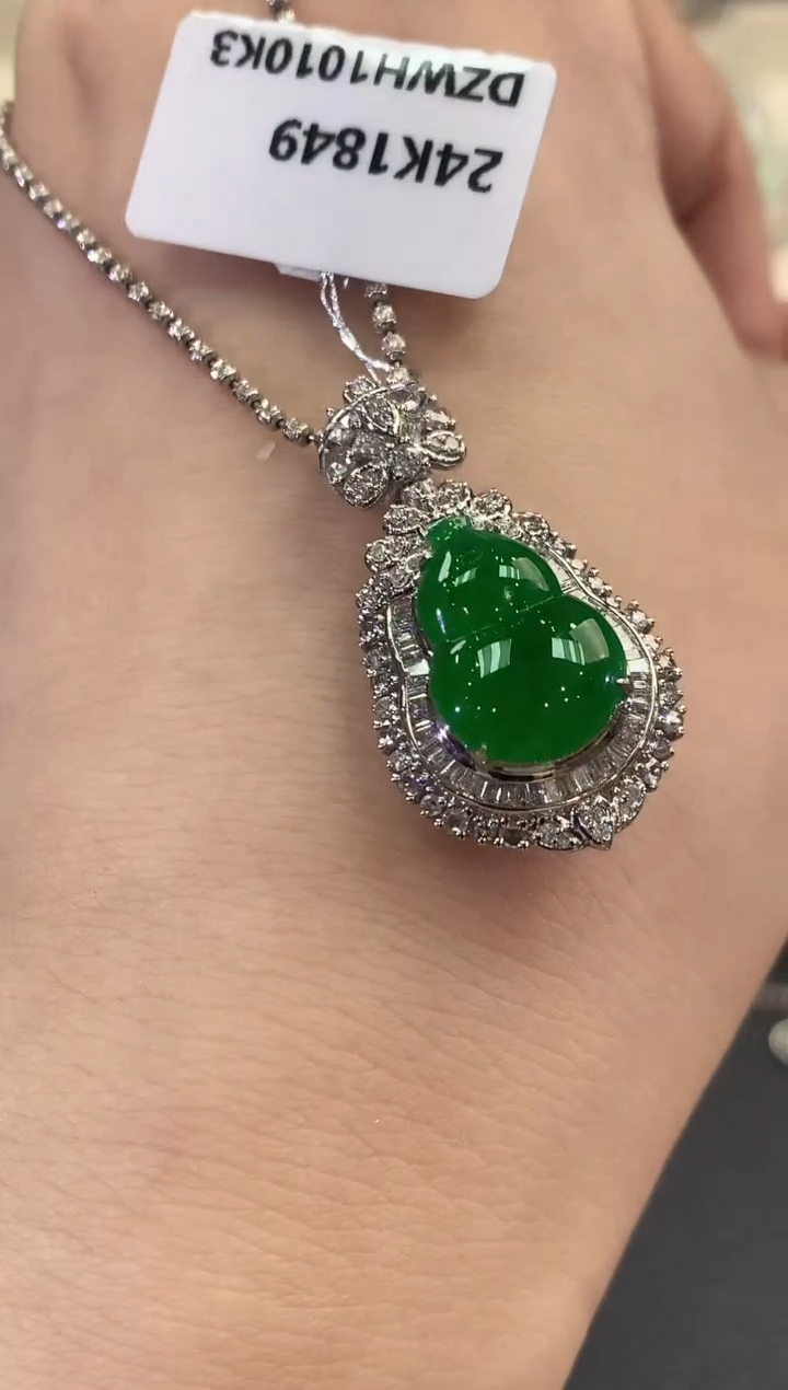 翡翠吊坠(不含链)18K金镶嵌C122  总价26800-定金16800