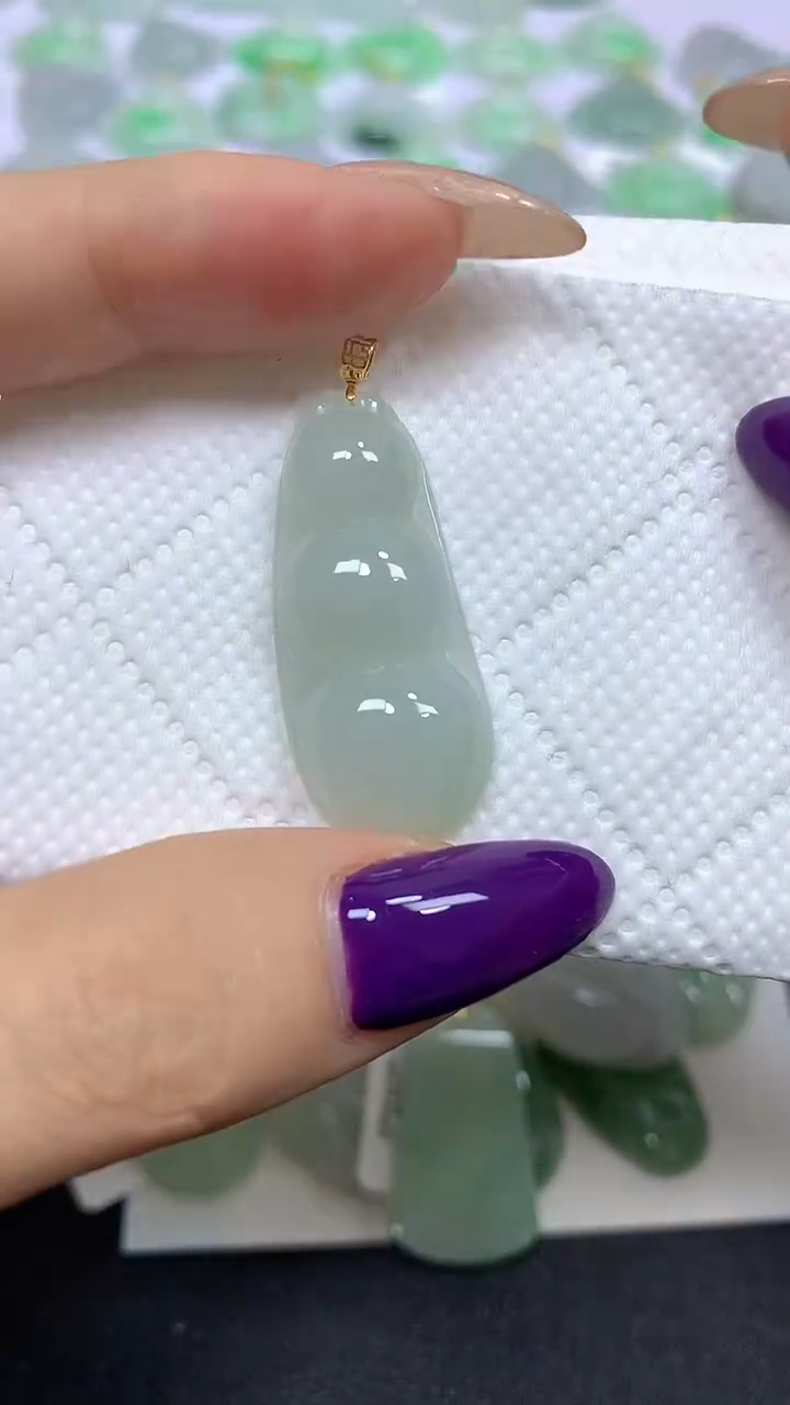 颈饰18K金镶嵌翡翠 