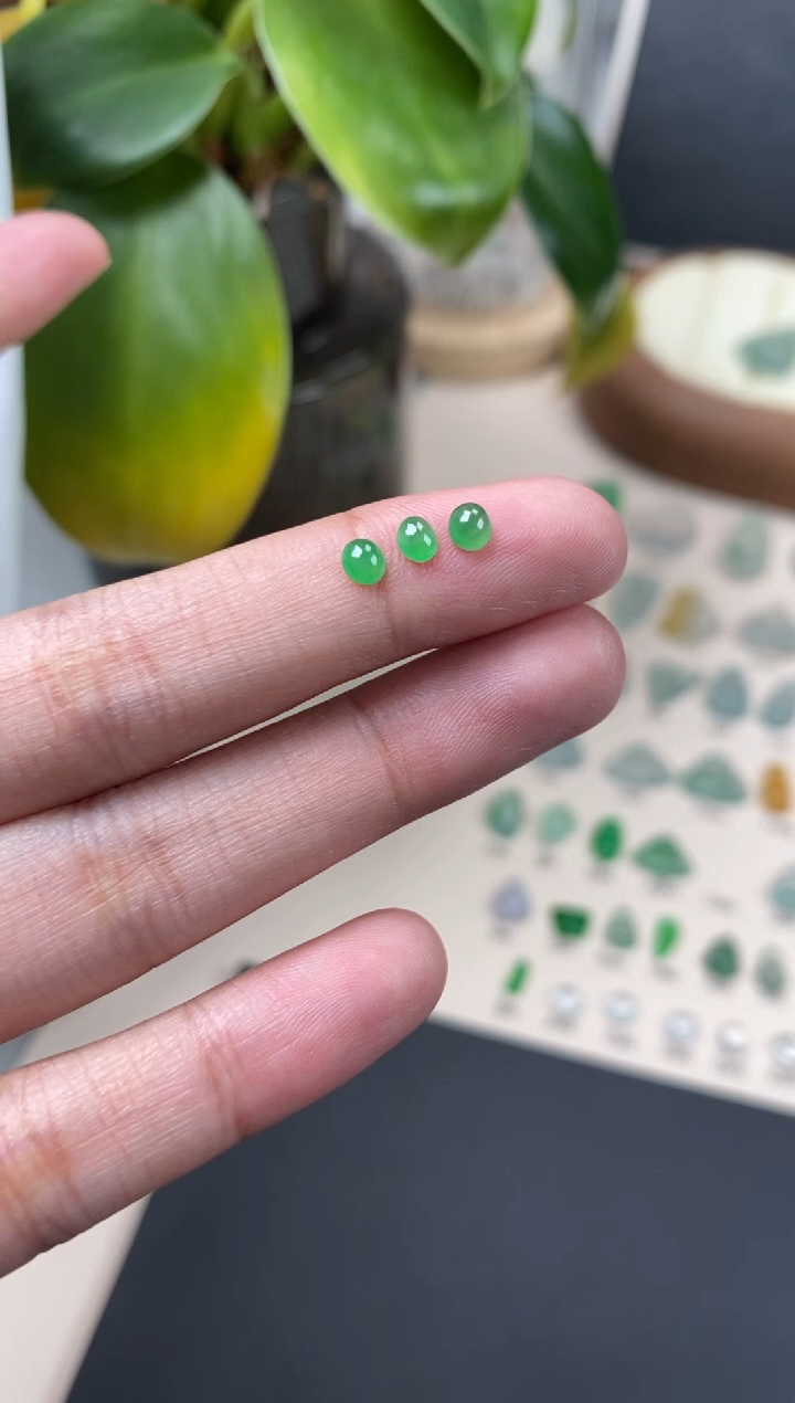 【闪购商品】翡翠颈饰未镶嵌翡翠冰绿蛋面