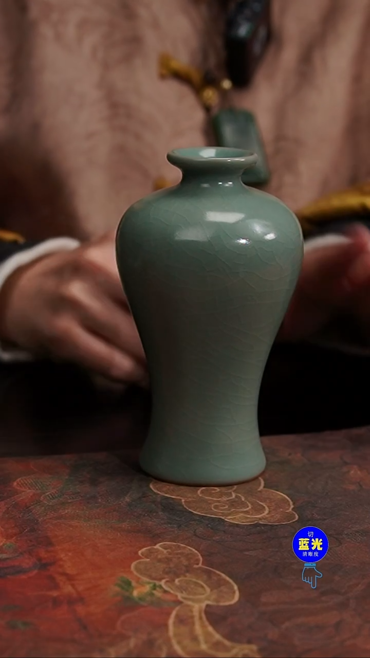 摆件瓷青绿长颈鼓腹瓶--瑕（温度微高）